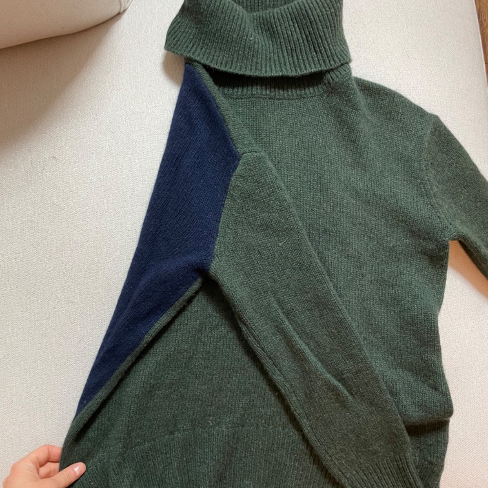 Two tone Cashmere Turtleneck Sweater - Picture 4 of 6